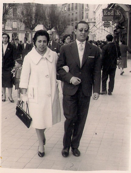 Pepín y su esposa María Luisa, poco después de casarse, paseando por la Acera del Casino de Granada.